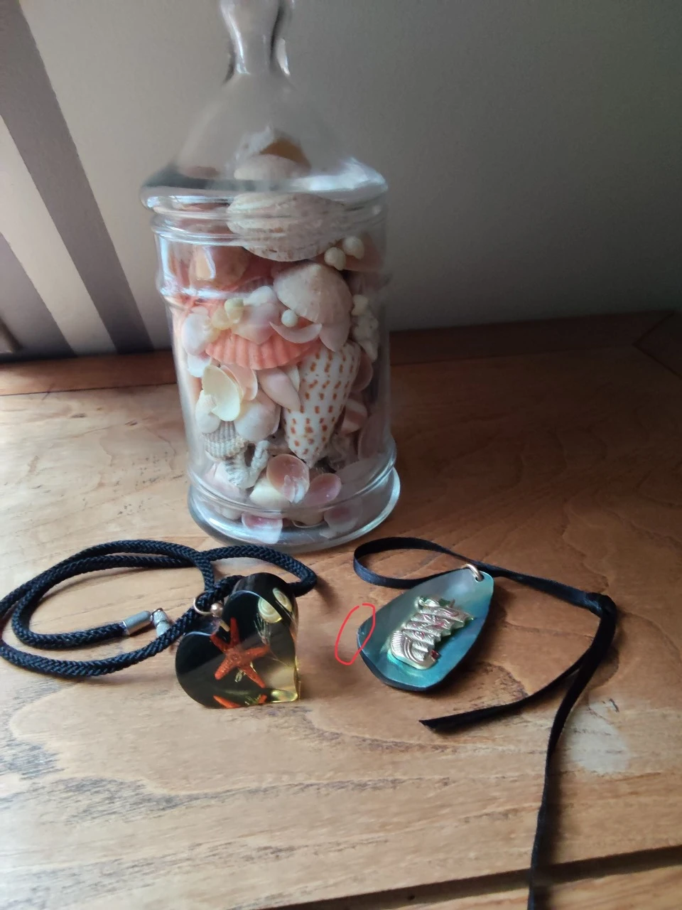 Pendentifs en résine + nacre + cordon vintage